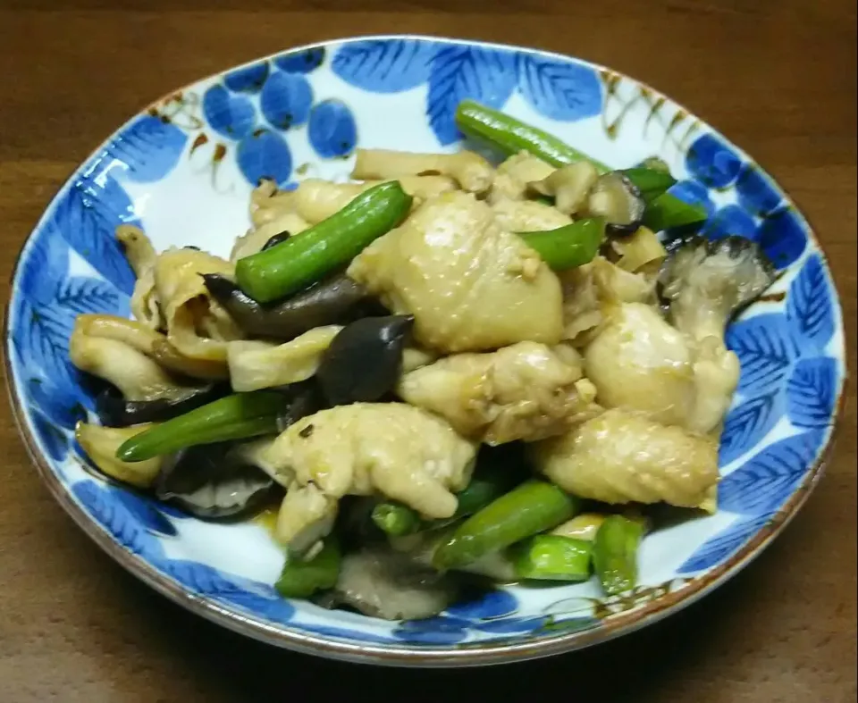 鶏皮・霜降りひらたけ・いんげん豆の甘辛炒め|あらいぐまのしっぽさん