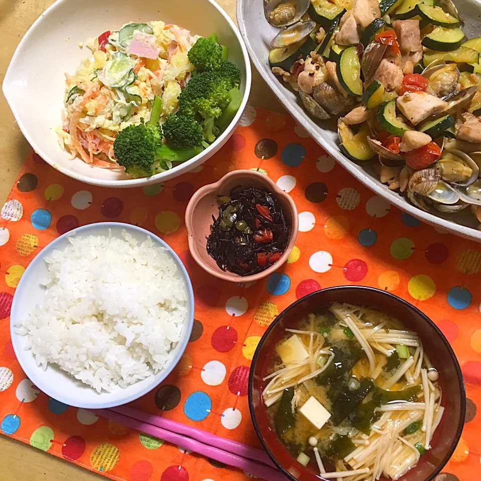 Snapdishの料理写真:夏野菜とあさりと鶏肉の炒め物
ポテサラ
みそ汁|しまさん