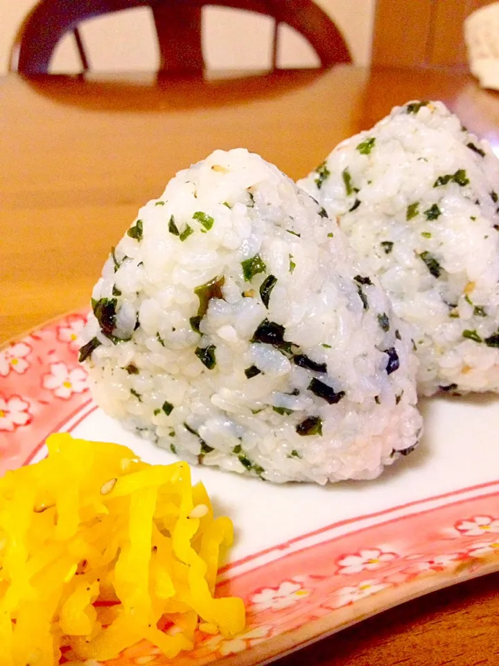 胡麻わかめおむすび🍙胡麻油入れて見ました😋|まいりさん