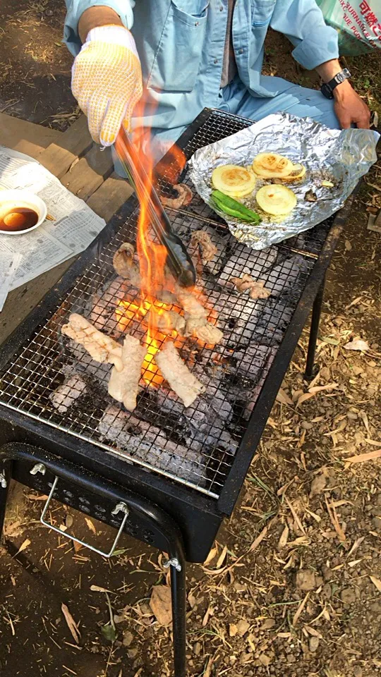 日曜恒例BBQ＠ 前回、ラバー溶けて火傷の親父が学習した軍手の嵌め方 笑|Minor.SSKさん