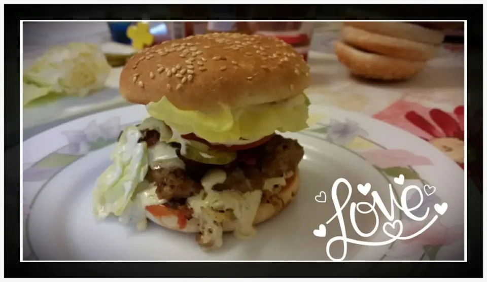 selfmade yummie Burger 
Half - half🍔  (🐷 🐮) with salad, tomatoe, ketchup, mustard, baked onions, garlic dip.|Najeskaさん