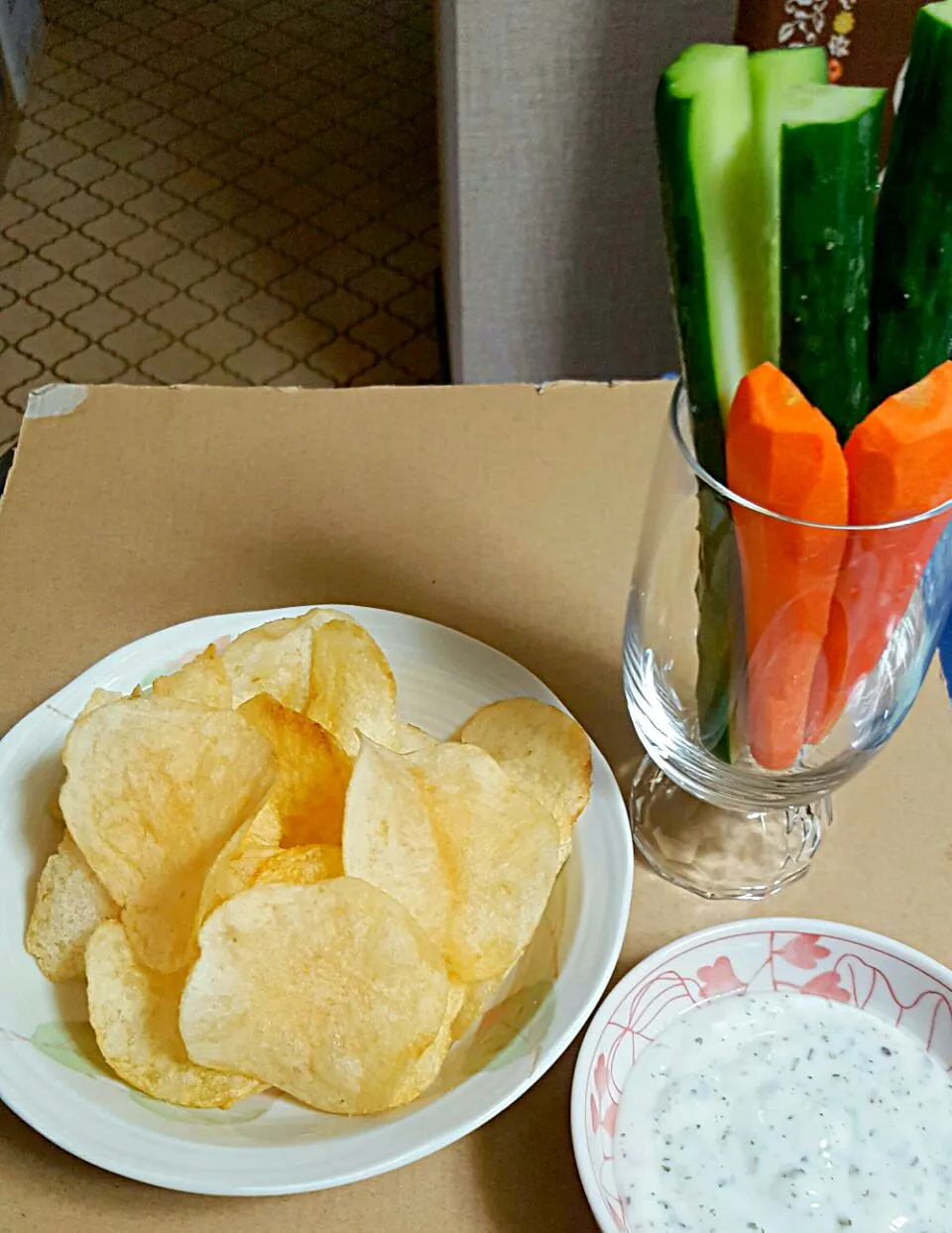 Potato chips with herb yogurt dip.|ナナさん