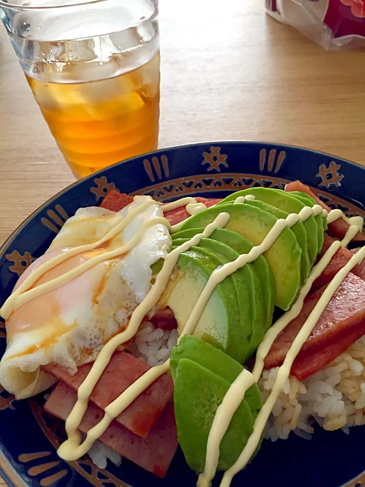 スパムアボカド丼
#休日ひとりランチ|ちらりこさん