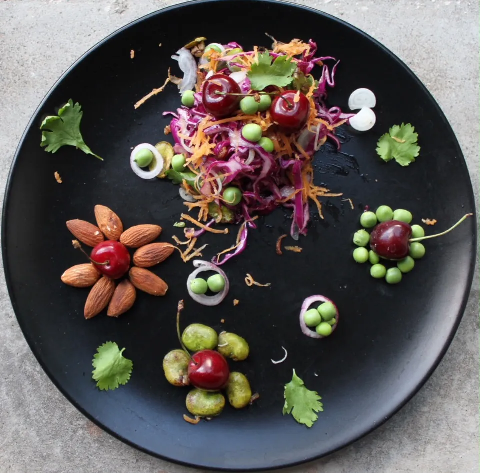 Salades saisonnières bio.
Fèves, Pois Croquants, Choux rouge, Carottes, Oignon blanc, Amandes, Noix, Cerises, Cerfeuil, Bleue de Laqueuille.|PHILIPPEさん