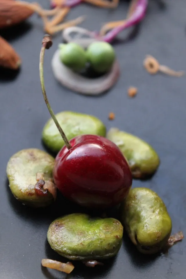 Salades saisonnières bio.
Fèves, Pois Croquants, Choux rouge, Carottes, Oignon blanc, Amandes, Noix, Cerises, Cerfeuil, Bleue de Laqueuille.|PHILIPPEさん