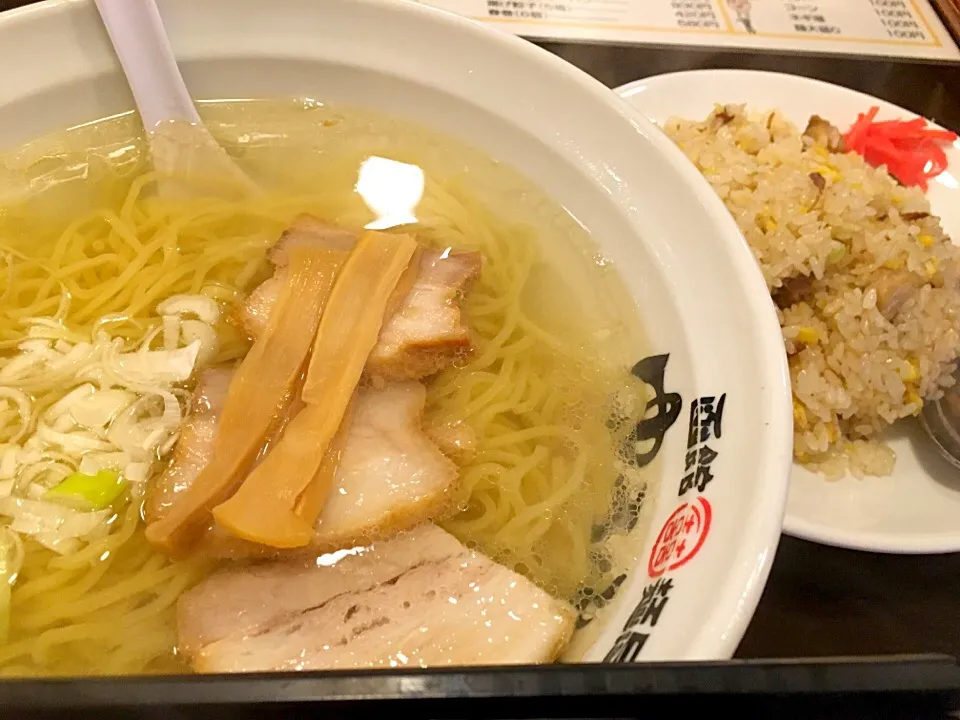 Snapdishの料理写真:函館 麺屋 ゆうみん
塩ラーメンと半チャーハン|Makiko  Yoshimuraさん