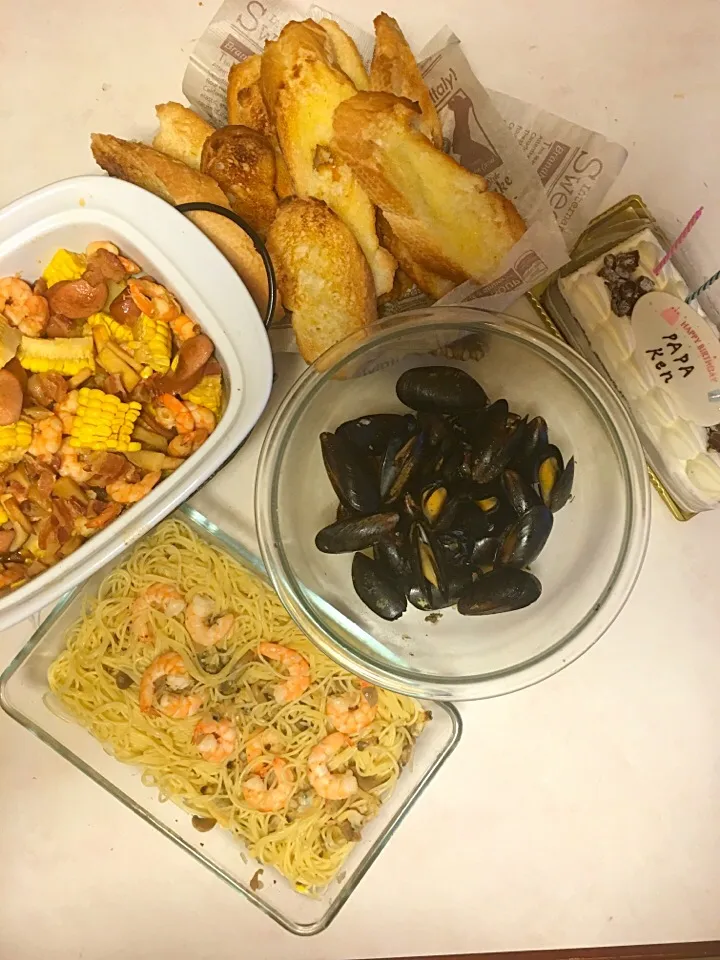 Snapdishの料理写真:#cajunshrimp #steammussels #clamandshrimppasta #garlicbread|bowssyさん