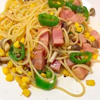 ベーコンとコーン、シシトウ、シメジの夏パスタ。味はペペロンチーノ。|POCHIさん