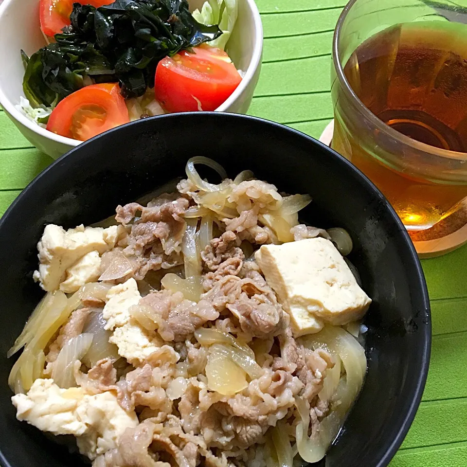 Snapdishの料理写真:牛丼・わかめサラダ(2016.7.4)|ちゃんぱるさん