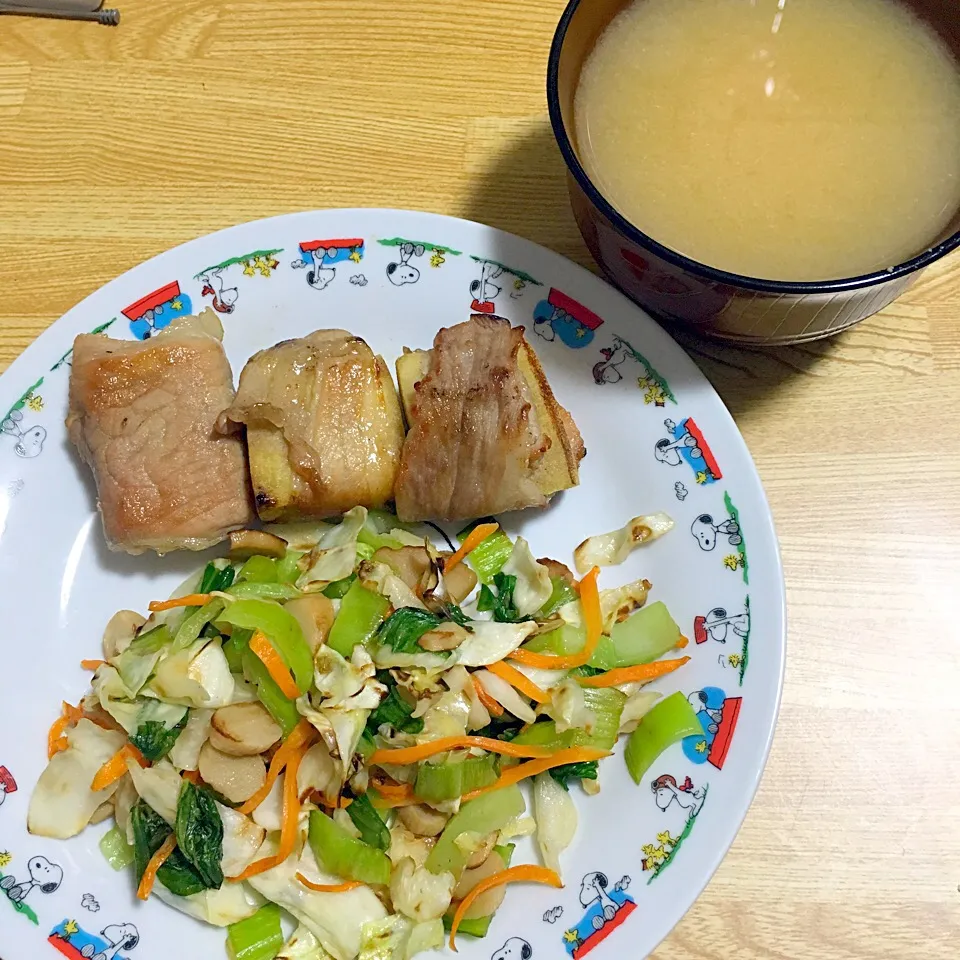 Snapdishの料理写真:高野豆腐の肉巻き
野菜炒め
餃子の皮のみそ汁|あきえさん