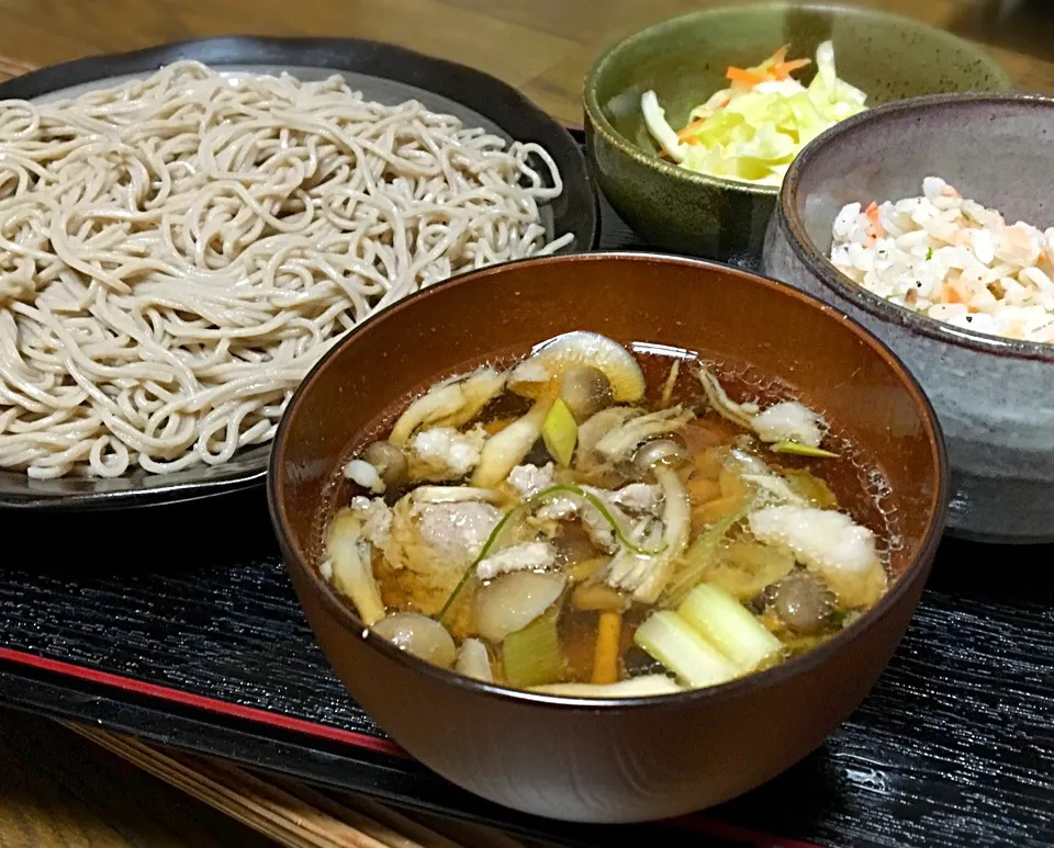 Snapdishの料理写真:晩ごはん 肉きのこ汁そば  鮭ご飯 コールスロー|ぽんたさん