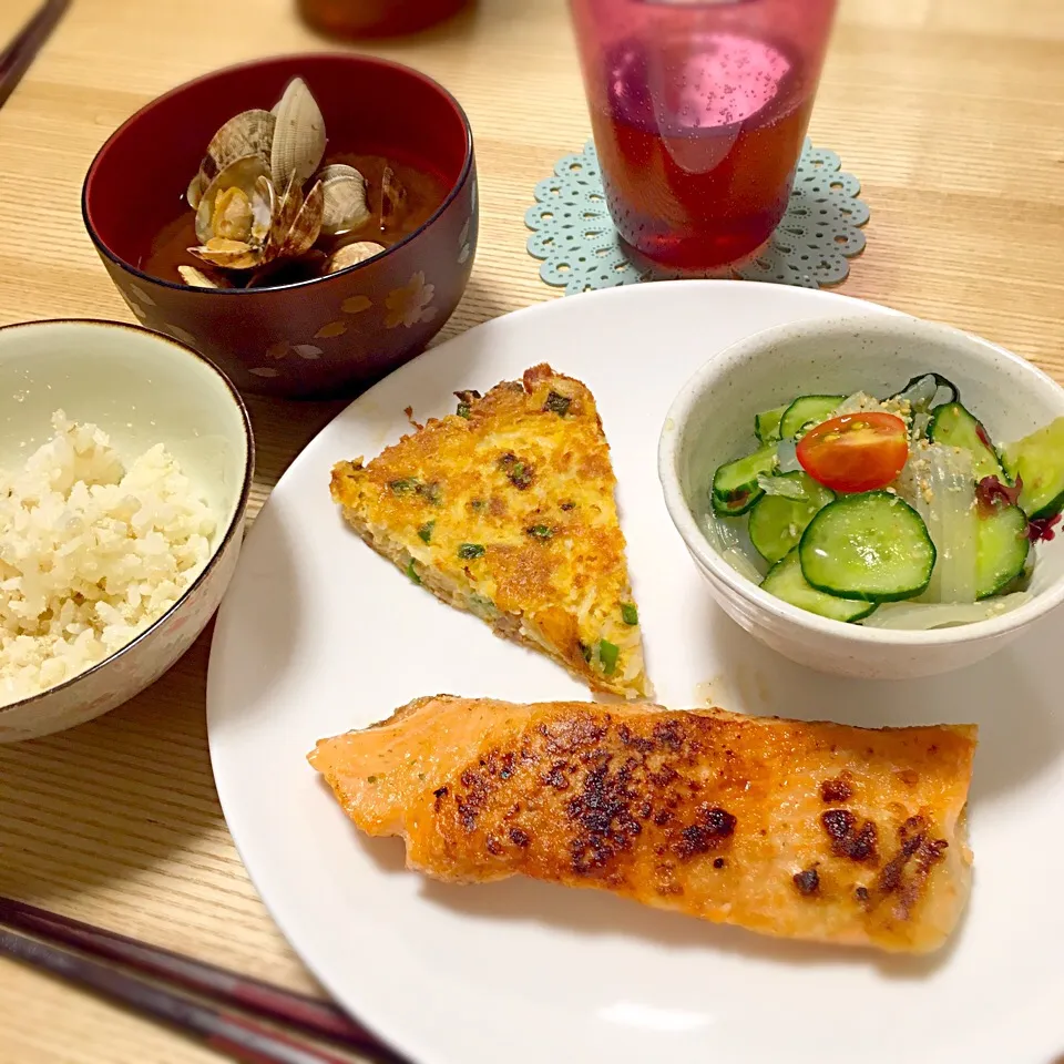 🐟サーモンのオリーブオイル焼き 🍳素麺とオカラパウダーのオムレツ 🍴海藻サラダ 🐚あさりの赤だし 🍚もち麦ご飯|Kirarihahaさん