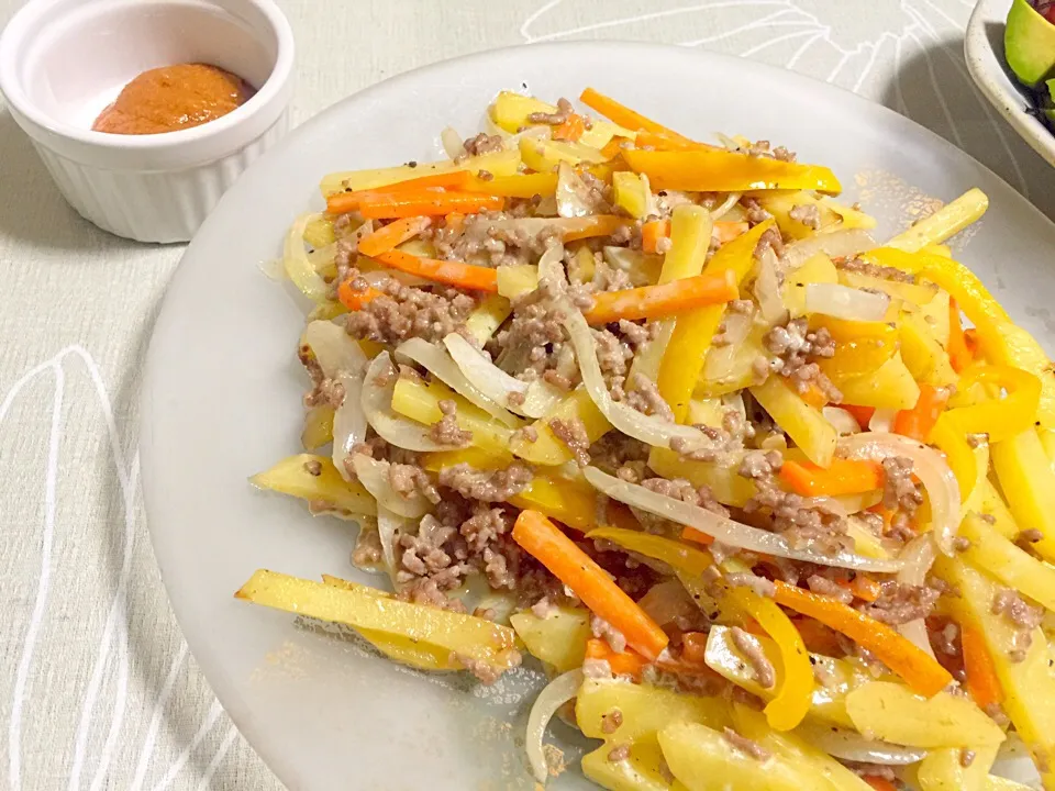 じゃがいもとひき肉のマヨ炒め・怪味ソース添え
味つけはお酒と胡椒とマヨだけ‼️|tabyさん