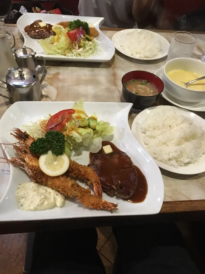 私は外食ばかりでごめんなさい。
埼玉県蕨市にあるワンチーフっていう店の牛ヒレステーキと海老フライです。
コーンスープは別注ですが、今晩の夕食です。|畑田 成治さん