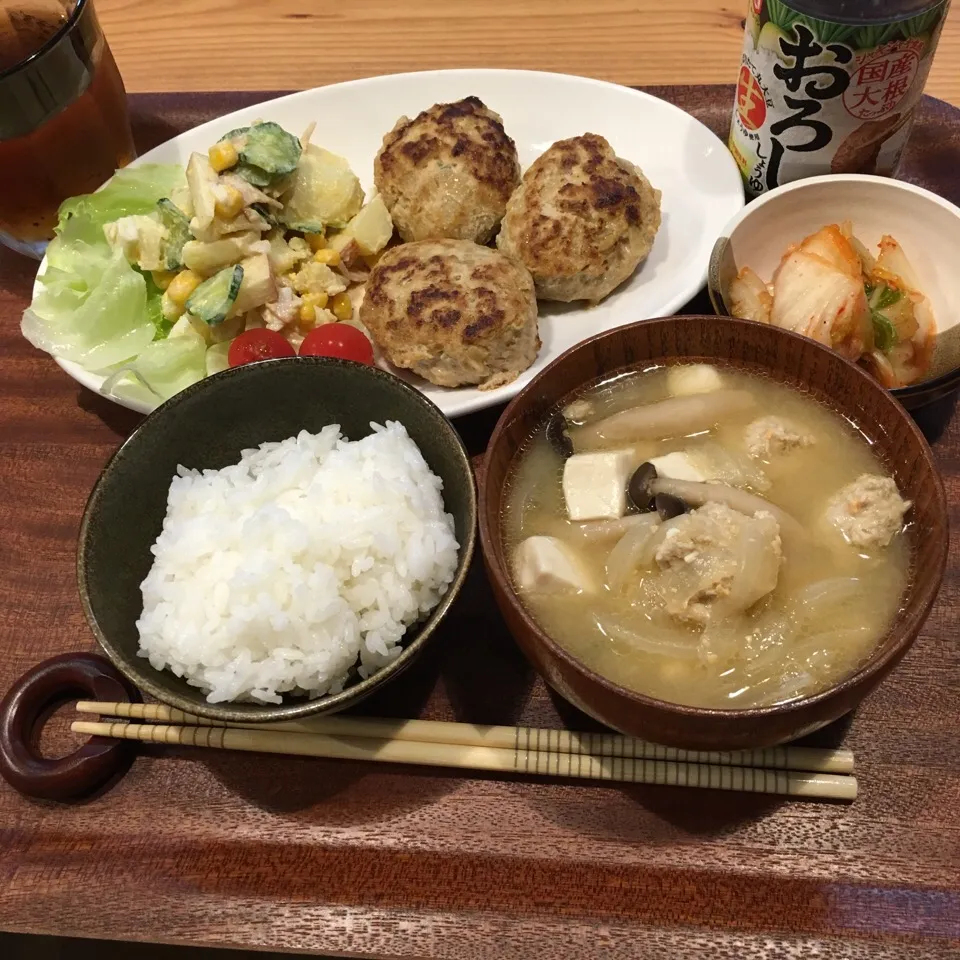 Snapdishの料理写真:2016.7.4 晩御飯 高野豆腐を細かくおろしてハンバーグに入れました。|あっきーよさん