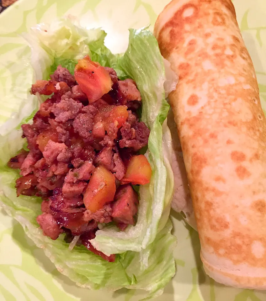 Left-overs hamburgers, jalapeño sausage with mixed chopped tomatoes with lettuce wrapped and thick crepes on the side. Yum 😋|Alma's Home Kitchenさん