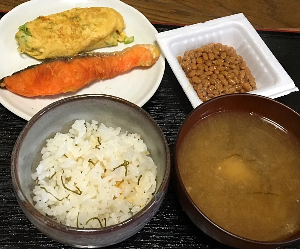 単身赴任の朝ごはん  塩鮭 ねぎ入り卵焼き 納豆 しめじと玉ねぎの味噌汁 えきしおと切昆布の炊き込みごはん|ぽんたさん