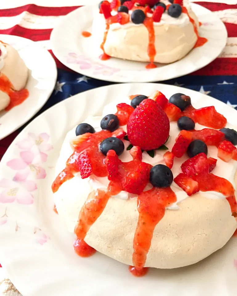 I made Pavlova. Happy Birthday America! 🇺🇸🎊🎈🎉|mamaeriさん