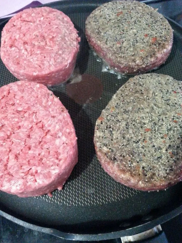 cooking up some nice thick pub burgers for the kids. spiced and plain.|Polly Gelfusoさん