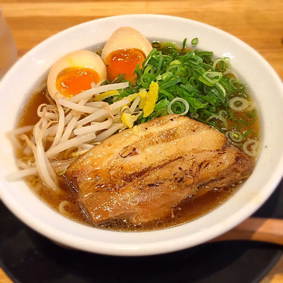 Snapdishの料理写真:日本橋🌸天翔の醤油ラーメン.ෆ̊౨ೄ೫̥͙‧·*|antiqueさん