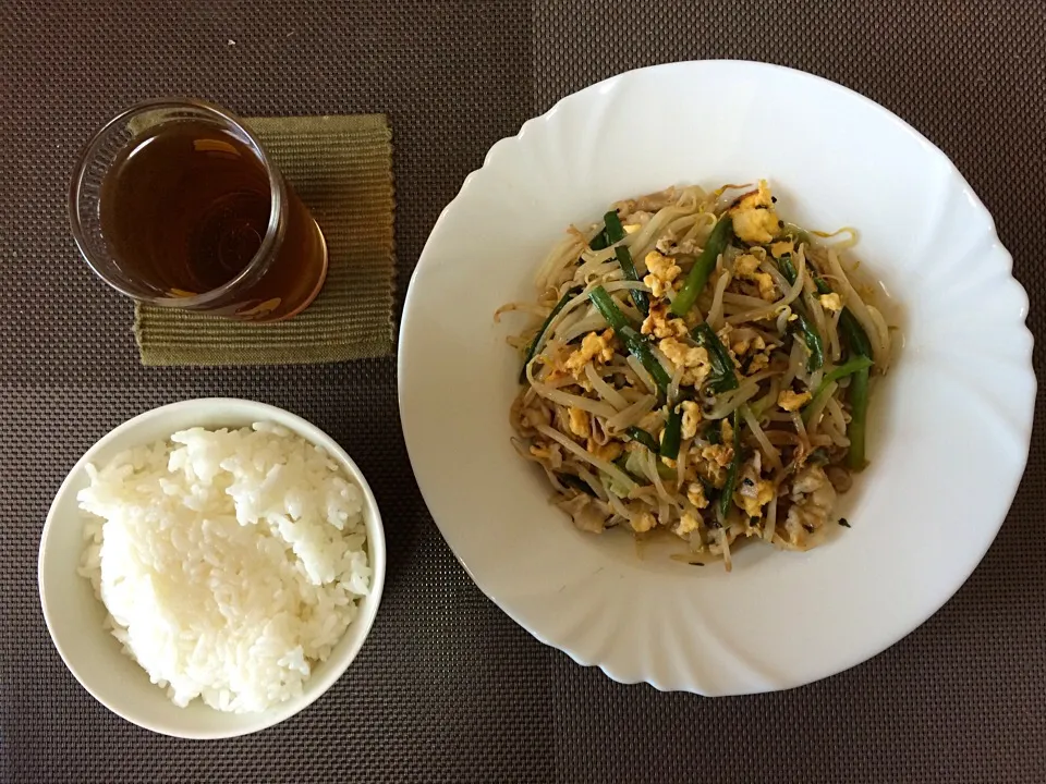 豚肉にらもやし炒めご飯|ばーさんさん