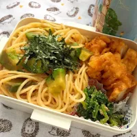 Snapdishの料理写真:本日のお弁当。

タラコとアボカドのパスタ
フライドチキン
ほうれん草の胡麻和え|くぅさん