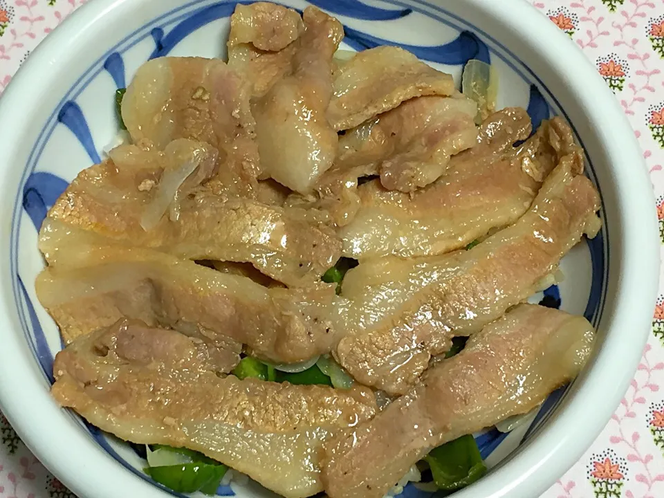 豚バラ丼、タレに漬けた肉を冷たいフライパンに並べ弱火で焼きました。|Isimura Hidekiさん