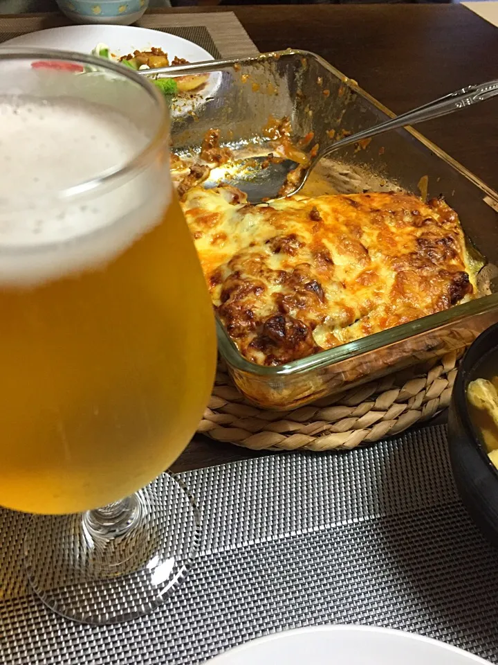 ナスとジャガイモとナスを重ねたチーズ焼き。ビールを添えて。(^^)|Katsuragi Shinyaさん