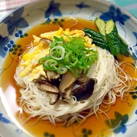 Snapdishの料理写真:猛暑ゆえ初素麺^ ^
ぶっかけにしました。
椎茸煮ました。麺つゆも。|Yumi  Ishimuraさん