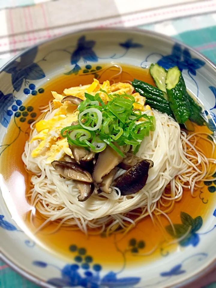 猛暑ゆえ初素麺^ ^
ぶっかけにしました。
椎茸煮ました。麺つゆも。|Yumi  Ishimuraさん