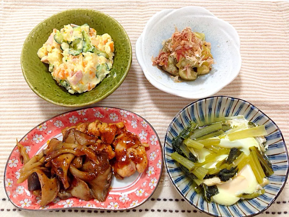 鶏ももとマイタケのトマトバジル炒め⭐️小松菜の卵落とし⭐️ポテトサラダ⭐️焼き茄子|ほなさん