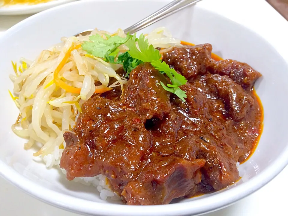 重慶牛肉飯🐮@味芳斎 支店|おかっぴーさん