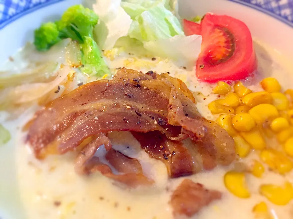 インスタント塩ラーメンを豆乳と生卵で作りカルボナーラ風ラーメン|Katsuya Kudoさん