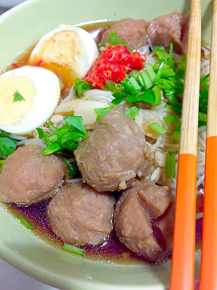 White Korean  noodles + beef meatballs {soup base-> using chicken bones + few of garlics + few stalks of spring onions cook for 20-30minutes then add meatballs |Tari's Kitchenさん