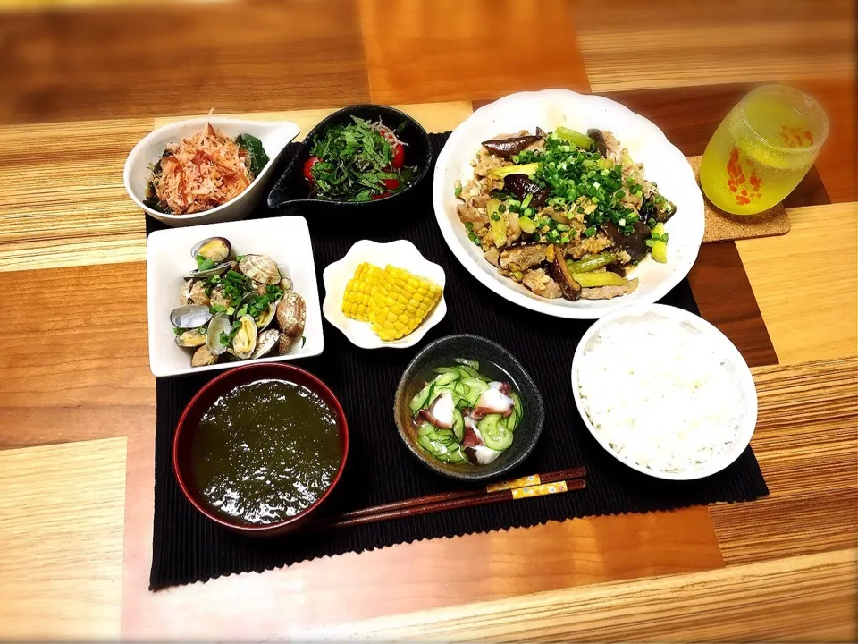 豚肉とナスとアスパラと椎茸のオイスター炒め
トマトとジャコのお浸し
おかわかめのトロロ乗せ
アサリの酒蒸し
とうもろこし
トロロ汁|ぼんぼんさん