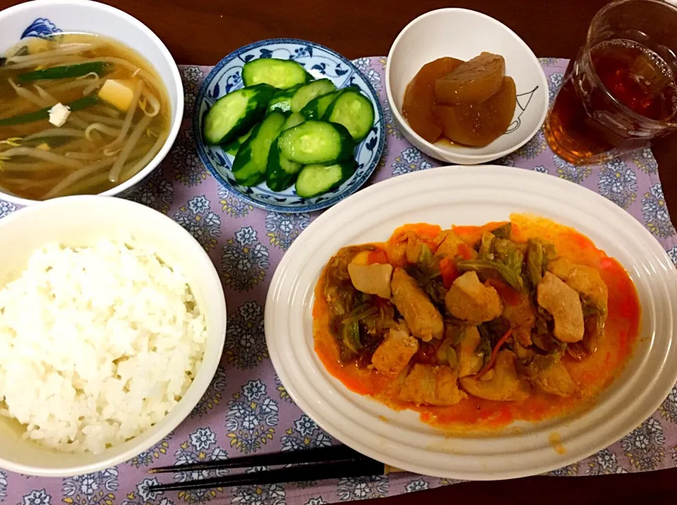 胸肉キャベツシラチャーソース炒め。きゅうり浅漬け。大根煮。ニラもやし豆腐中華スープ。|kayonさん