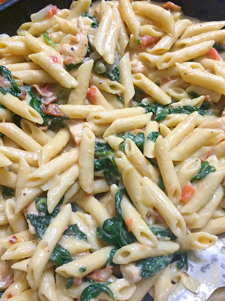 Snapdishの料理写真:Chicken Alfredo w/ extra garlic, spinach, tomato and LOTS of cheese|Milka Papricaさん