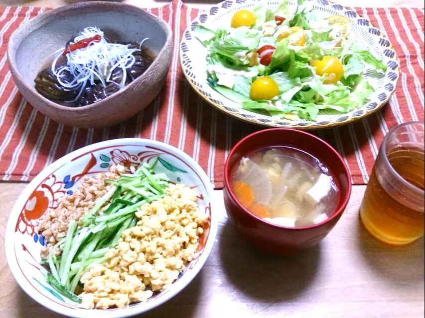 三色丼＆茄子の炊いたん🎵サラダのトマトはベランダから❗|シホさん