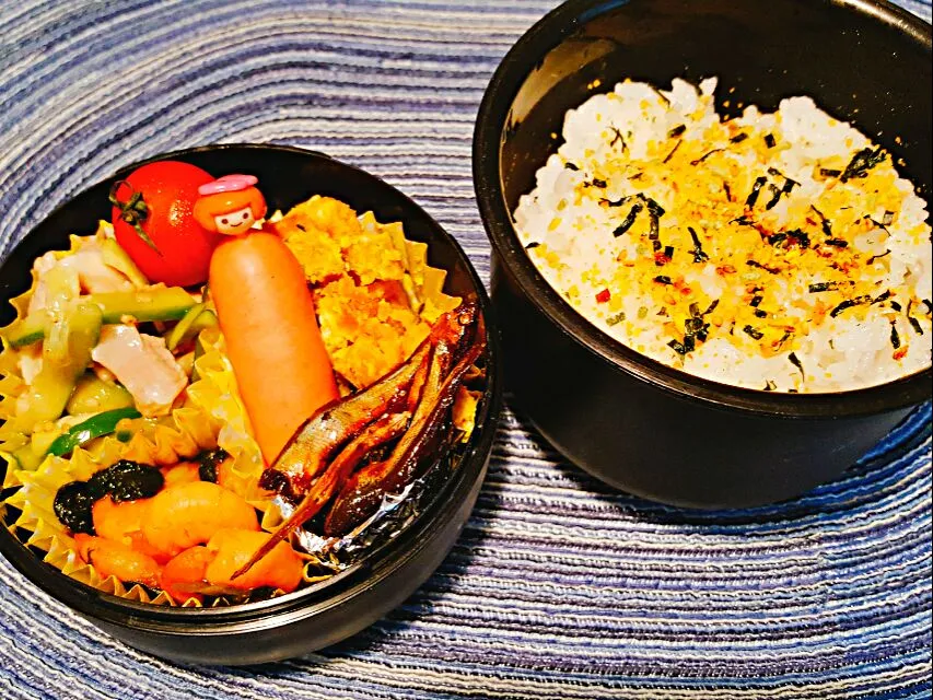 お弁当。鶏ももきゅうりの中華酢とかぼちゃクリチサラダとエビチリほうれん草とウインナーと今日も小鮎。|エリカさん