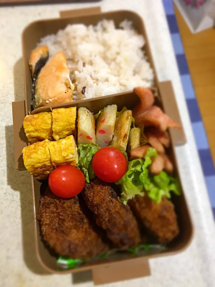 お兄ちゃん弁当☆コロッケとかはんぺんとか焼鮭とか|kohanaxさん