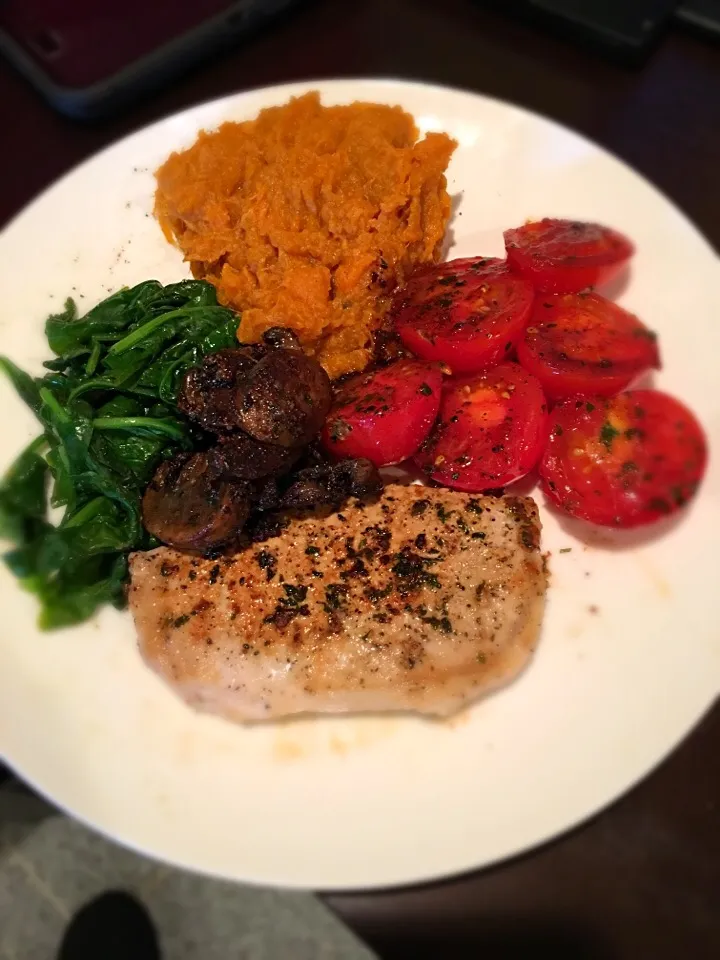 Pork chop, spinach, mashed sweet potatoes, tomatoes and sautéed mushrooms|ThaVirgo86さん