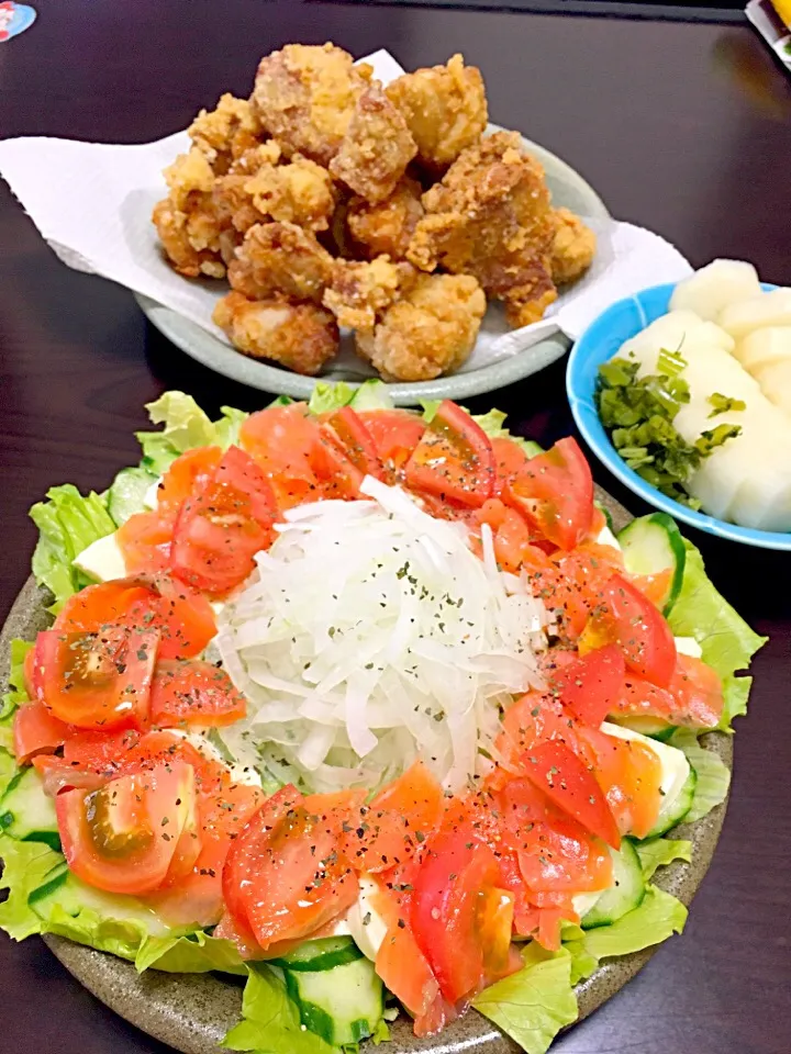 Snapdishの料理写真:スモークサーモンとモッツァレラのサラダ♡ 唐揚げ♡|yumikoさん