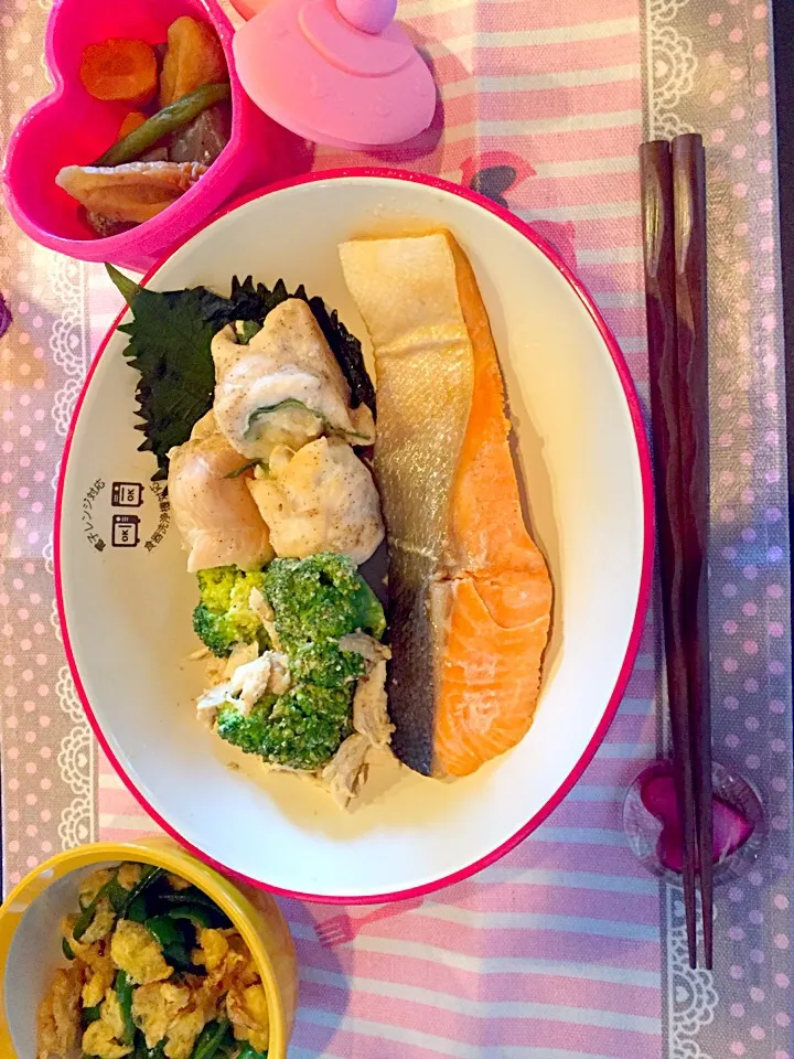 ささみしそチーズ巻き
焼き鮭
ピーマンと油揚げのオイスター炒め
竹輪とこんにゃくの煮物|あすかさん