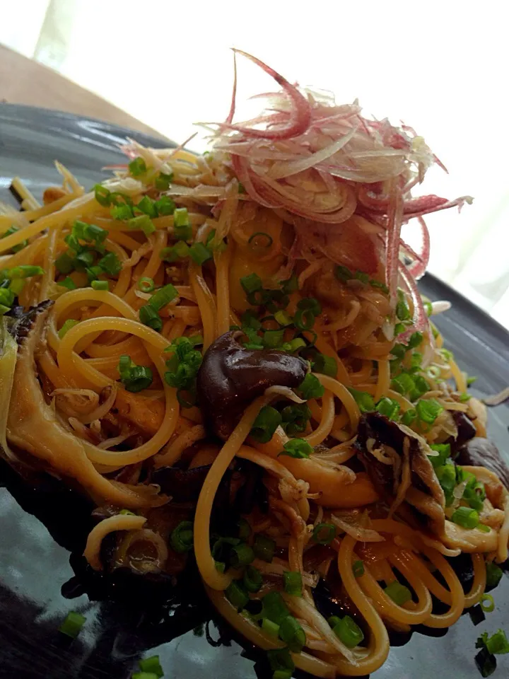 霜降り平茸としらすと茗荷のバター醤油パスタ😋🍝✨|アイさん