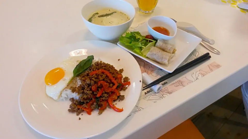 今日のランチ☀🍴はエスニック料理です🍴
挽き肉のバジル炒めごはん~パットガパオ、ベトナム風揚げ春巻き、鶏肉のエスニックスープ~トムカーガイです🍴|松浦あつ子さん