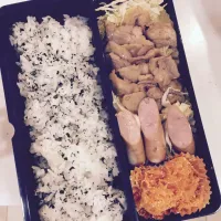 Snapdishの料理写真:お弁当6/27  わかめご飯、生姜焼き、人参サラダ、ウィンナー|きささん