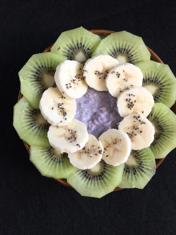 Maqui coconut oats with kiwi and banana|coxiella24さん