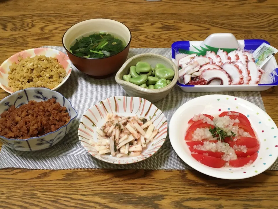 緑黄色野菜スープ・そら豆・タコ刺し・トマトのサラダ・長芋梅醬大葉和え・お好み二色丼（鶏そぼろと炒り卵）|美也子さん