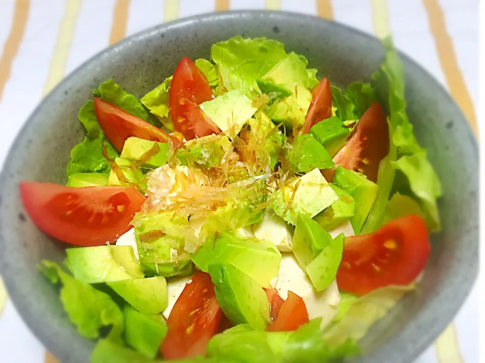 Snapdishの料理写真:アボカドとトマトと豆腐をわさび醤油で食べてみた。|吉田 真也さん