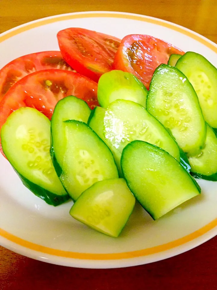 採れたてトマト🍅と美味しいキュウリ🍀|まいりさん